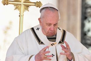 Le pape François célèbre la messe de Pâques le 17 avril 2022 sur la place Saint-Pierre au Vatican.