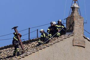 Des pompiers ont installé vendredi 2 mai la cheminée dont la fumée blanche ou noire informera le monde de l’issue des scrutins du conclave.