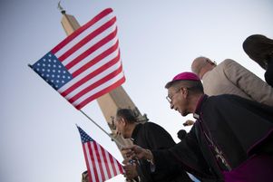 Des religieux américains célèbrent le pape nouvellement élu Léon XIV, Robert Francis Prevost, Américain de naissance, après son arrivée pour la première fois sur le balcon de la loggia centrale de la basilique Saint-Pierre, après que les cardinaux ont conclu leur conclave, au Vatican, le 8 mai 2025.