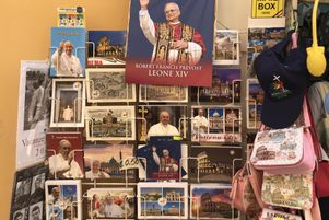 Devant une boutique du Borgo Pio, près du Vatican, à Rome (Italie)
