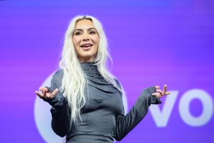Kim Kardashian (ici le 7 mai dernier) sera présente ce mardi 13 mai 2025 à Paris pour témoigner devant la cour d’assises au procès du braquage spectaculaire dont elle fut victime en 2016.