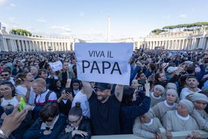 Des fidèles réagissent à l’élection du pape Léon XIV, sur la place Saint-Pierre.