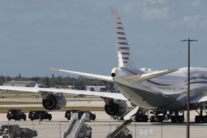Le cortège du président américain Donald Trump est garé à côté d’un Boeing 747-8 de 12 ans appartenant au Qatar, que M. Trump visitait à West Palm Beach, Floride, États-Unis, le 15 février 2025.