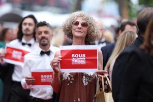 Lors de la cérémonie d’ouverture du Festival de Cannes, mardi 13 mai, une manifestation a réclamé le droit à bénéficier du statut d’intermittents du spectacles pour les salariés des festivals de cinéma et de l’audiovisuel, sous l’impulsion du collectif « Sous les écrans, la dèche ».