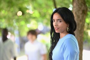 Hafsia Herzi, ici en août 2023 à Angoulême, présente son troisième film comme réalisatrice, « La Petite Dernière » en compétition officielle du Festival de Cannes.