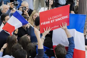 Des militants brandissent drapeaux et pancartes à l’annonce de l’élection de Bruno Retailleau à la présidence du parti, à Paris, le 18 mai 2025.