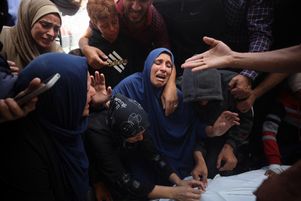 Les proches de victimes d’une frappe israélienne contre une école à Gaza City, le 26 mai 2025. 