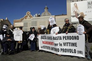 Un rapport publié mercredi 28 mai 2025 fait état 69 affaires enregistrées d’agressions sur des mineurs ou des adultes vulnérables en 2023 et 2024 dans les diocèses italiens. (Ici, une manifestation contre les violences sexuelles dans l’Église, à Rome, en 2019)