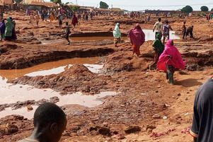 Des habitants de la ville de Mokwa, au Nigeria, parcourent les zones dévastées par les pluies torrentielles qui se sont abattues le 28 mai dans la région