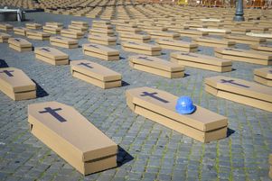 Un millier de cercueils alignés sur l’une des plus belles places du centre de Rome : c’est l’action choc organisée le 19 mars 2024 par un syndicat pour sensibiliser au drame des accidents mortels du travail.