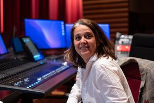 La comédienne Céline Ronté le 9 mai dans un studio d’enregistrement. La doubleuse se mobilise contre le recourt à l’intelligence artificielle qui menace son métier. 