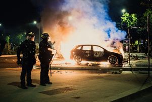 Une voiture brûle aux abords du Parc des Princes le soir du 31 mai. 
