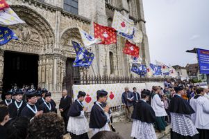 Sortie des prêtres de la cathédrale Notre-Dame de Chartres après la messe de clôture du 40e pèlerinage de Pentecôte de Notre-Dame de Chrétienté, le 6 juin 2022 à Chartres. 