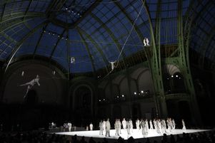 Dès les 6, 7 et 8 juin, le chorégraphe Rachid Ouramdane fera danser une vingtaine d’acrobates dans les airs sous la somptueuse verrière du Grand Palais. Ici lors de l’avant-première à Paris le 5 juin 2025.