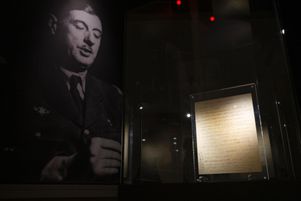Le manuscrit de l’Appel du 18 juin du général de Gaulle sera remis à l’État, a annoncé la maison d’enchères Artcurial vendredi 6 juin 2025. (Ici, une page du manuscrit de l’Appel du 18 juin exposé, mais pas à vendre, le 6 décembre 2024 à Paris).