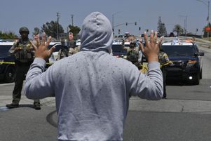 Un manifestant protestant contre les expulsions massives de migrants, face aux forces de police de Los Angeles, samedi 7 juin