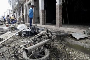 L’épave d’une moto près du commissariat de police du quartier de Melendez, au sud de Cali, en Colombie, où une attaque a eu lieu le 10 juin 2025.