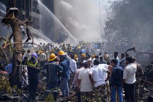 Les secours sur les lieux du crash de l’avion d’Air India, qui a percuté des immeubles après son décollage de l’aéroport Ahmedabad, jeudi 12 juin 2025.