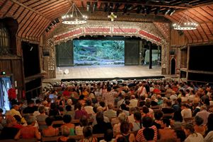 Représentation de L’école des femmes de Molière au Théâtre du Peuple à Bussang. Le théâtre des Vosges fête aujourd’hui ses 130 ans avec une enquête sur ses liens avec les habitants.