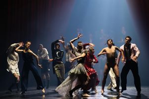 Dans Red Carpet, la signature de Hofesh Shechter s’inscrit en lettres capitales, en mouvements frénétiques portés, mais aussi entravés, par l’élan collectif, en un jeu constant entre symétrie et échappées.