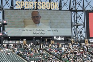 Le pape Léon XIV délivre un message à la foule par vidéo lors de la célébration organisée par l’archidiocèse de Chicago au stade de baseball Rate Field, samedi 14 juin 2025.