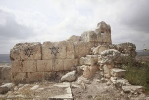 Des ruines appartenant au site archéologique de Sebastia, sur lesquelles des colons juifs ont peint l’étoile de David, le 12 mai. 