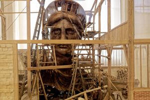 Ce mardi 17 juin 2025, cela fait exactement 140 ans que la statue de la Liberté est arrivée, démontée, dans le port de New York. Ici, un modèle en plâtre de la tête de la statue présenté au musée des Arts et métiers, à Paris.