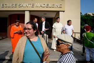 Des participants à une marche interconfessionnelle organisée par les dirigeants de la mosquée Errahma, de la synagogue et de l’église à Villeurbanne, le 9 juin 2025. 