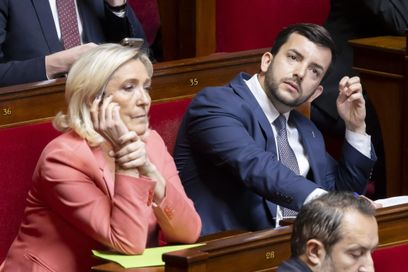 Marine Le Pen et Jean-Philippe Tanguy lors d’une séance avant le vote de la loi de programmation énergétique. Les députés du RN font front commun avec la droite pour faire reculer la loi, avec des amendements sur l’éolien et le solaire, et même pour rouvrir la centrale nucléaire de Fessenheim.