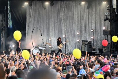 L’État a promis lundi 16 juin 2025 d’investir 500 millions d’euros dans la filière musicale française. Photo d’illustration : un concert au festival Ecaussysteme, à Gignac (Lot), en juillet dernier.
