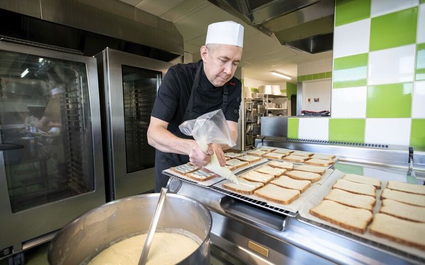 Cantinier à la cité scolaire Genevoix-Signoret-Vinci à Bressuire (Deux-Sèvres), Guillaume Delsaux révolutionne « les regards » sur la restauration scolaire et cumule près de 1,2 million d’abonnés sur les réseaux sociaux.